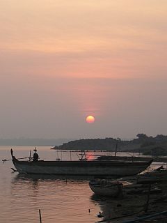 Sunrise on the Mekong in Chhloung