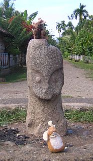 Plukje and Rendy posing with a megalith