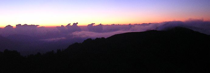 Waiting for the sun on the Kelimutu volcano